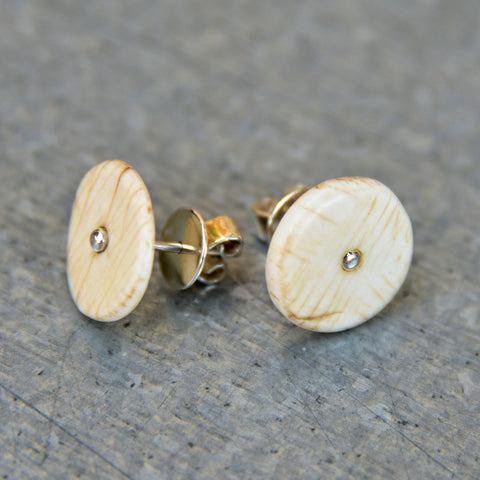 Conch Shell Silver Stud Earrings (off-white)